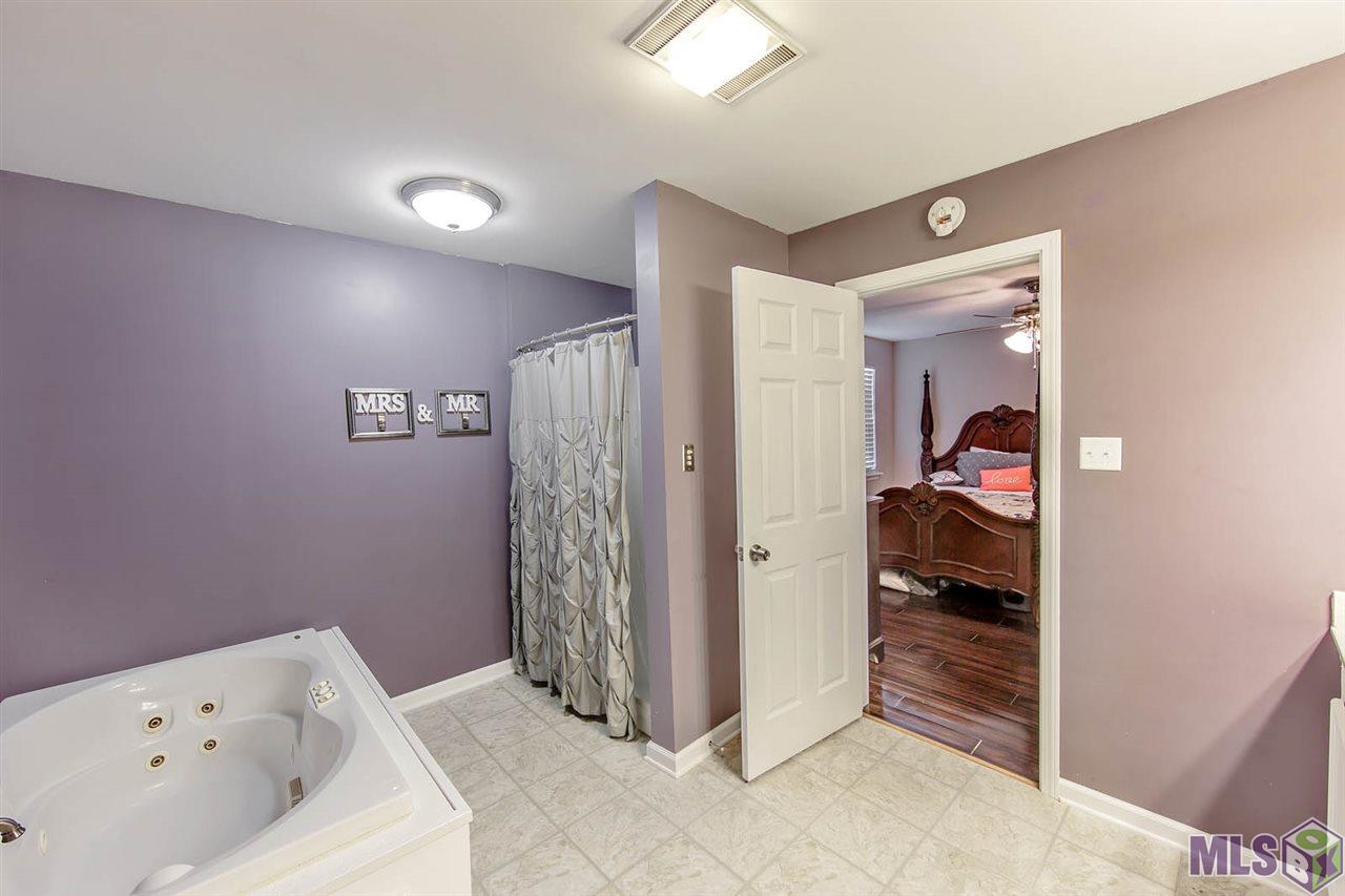 4257 Highway 1 Raceland, LA 70394 - Photo 8 of 12 Master Bath