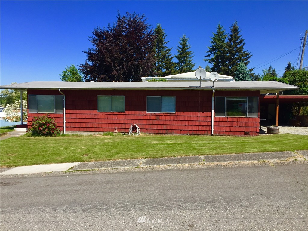 2110 Northeast 8th Street Renton, WA 98056 - Photo 2 of 2 a view of backyard with green space