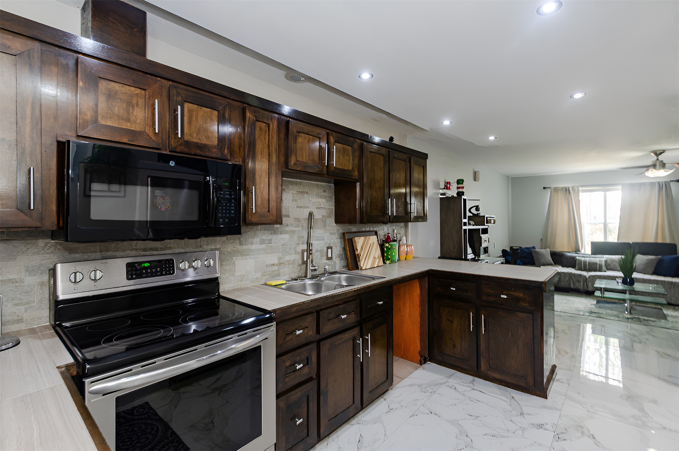 2715 Vienna Place Pasadena, TX 77502 - Photo 1 of 19 Custom work at this Shaver Landing Town Home
