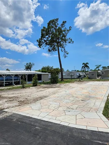 a view of a backyard