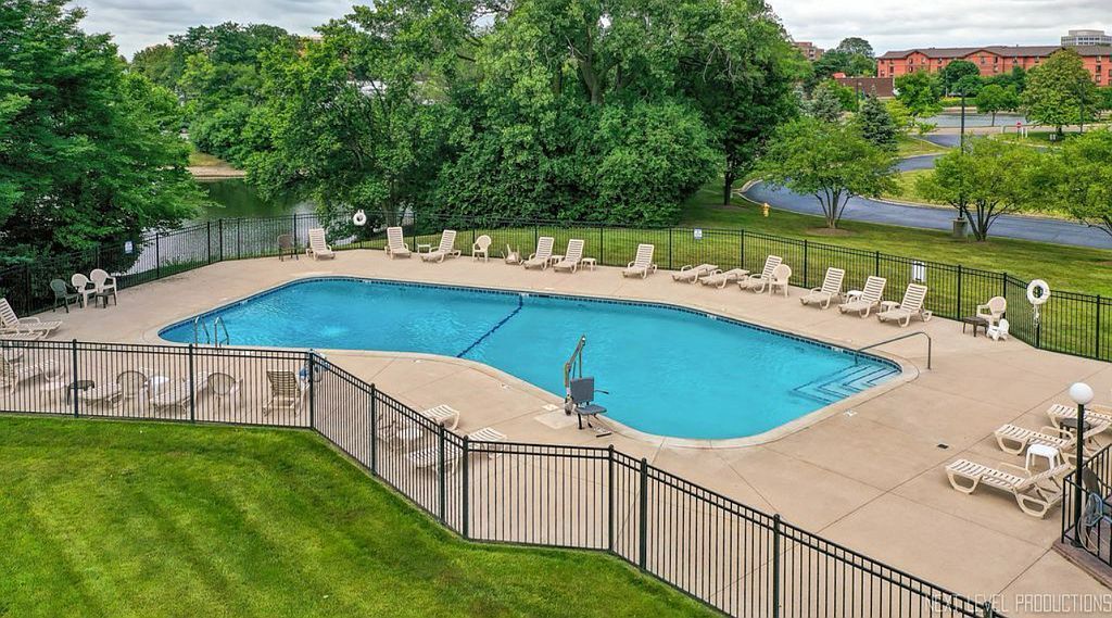2000 St Regis Drive, Unit 6B Lombard, IL 60148 - Photo 30 of 32 a view of a backyard with swimming pool