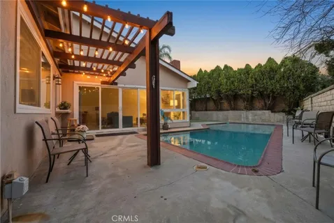 $949,999 | 23943 Vía Flamenco, Valencia, CA 91355