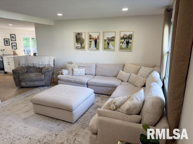 75 Roundtable Road Springfield, IL 62704 - Photo 4 of 26