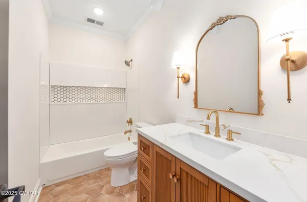 a front view of house with yard