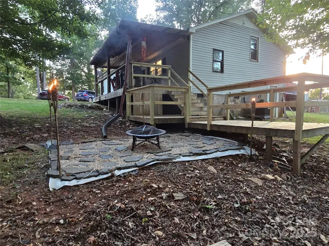 a view of a house with backyard and garden