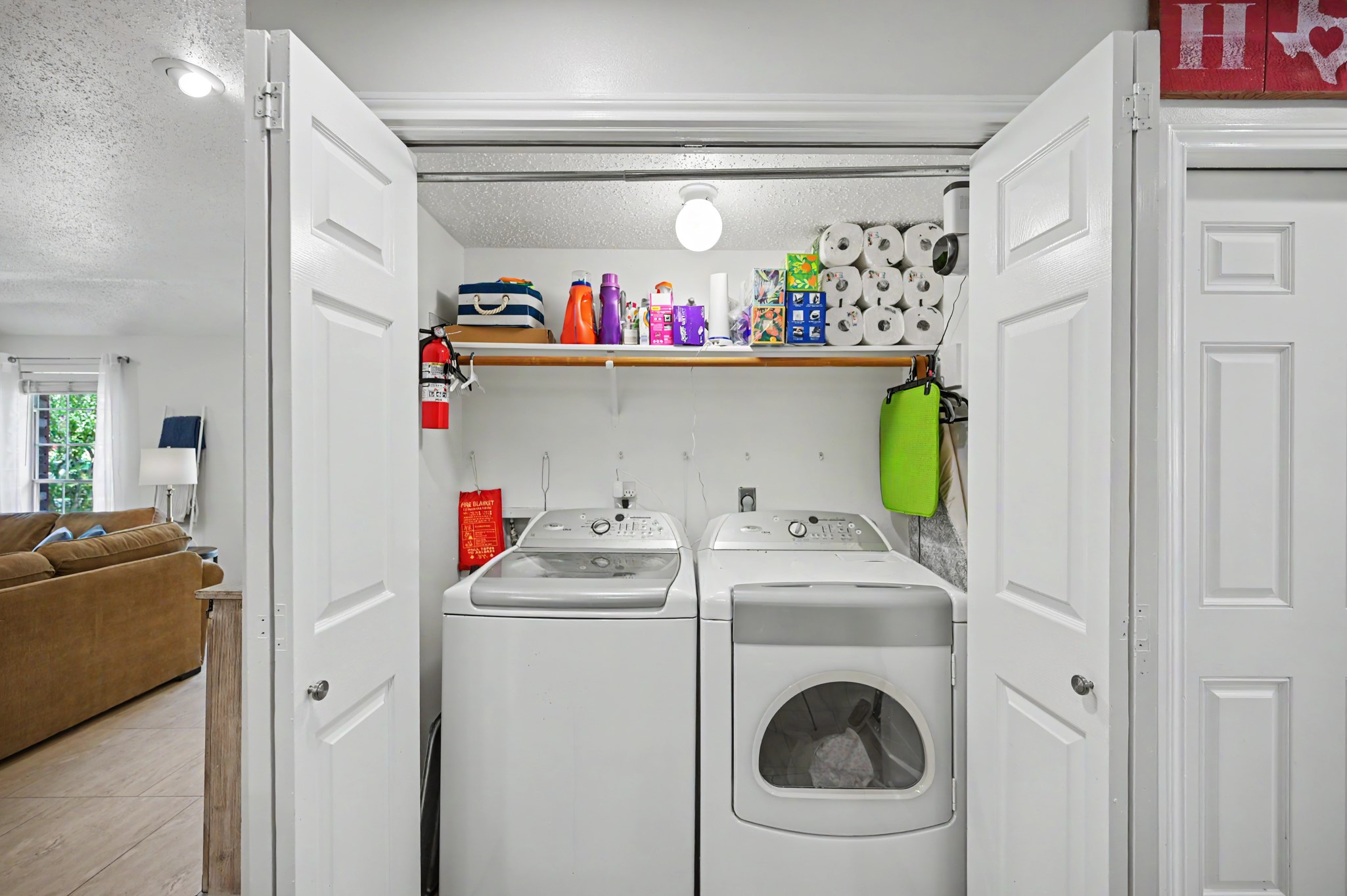 17019 Fordingbridge Court Spring, TX 77379 - Photo 13 of 26 plenty of room for doing laundry right off the kitchen enterance.