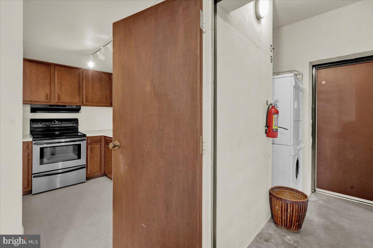 7 Fairway Road Reading, PA 19607 - Photo 18 of 20 a hallway with washer and dryer