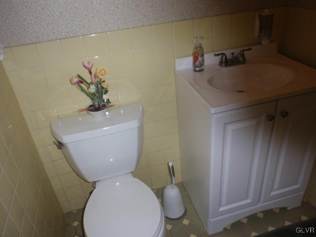 709 Brandywine Road Nazareth, PA 18064 - Photo 19 of 28 Half bath off master bedroom
