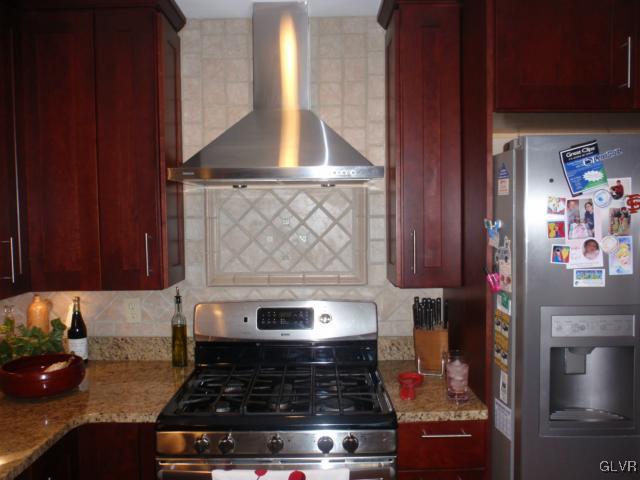 709 Brandywine Road Nazareth, PA 18064 - Photo 4 of 28 Wow what a beautiful kitchen, 42" cabinets, gas up