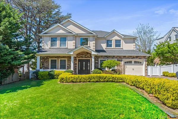 $2,290,000 | 39 Coolidge Street, Roslyn Heights, NY 11577