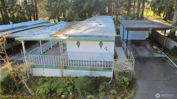a view of a small yard front of house