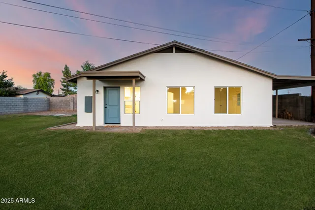 a view of a house with yard