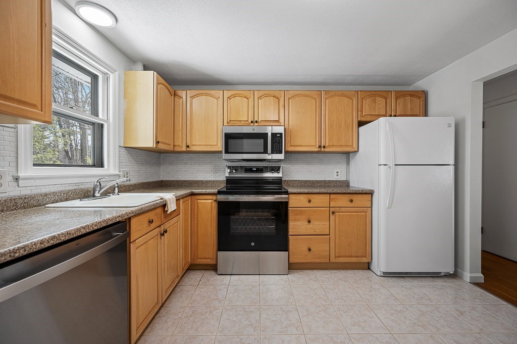 98 Sunset Drive Northborough, MA 01532 - Photo 11 of 34