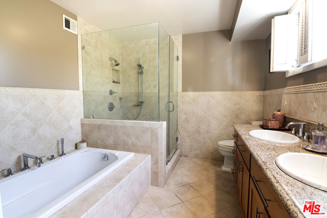 9527 Oakmore Road Los Angeles, CA 90035 - Photo 18 of 29 a bathroom with a sink a toilet and bathtub