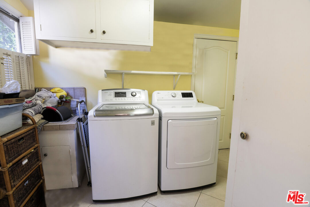 9527 Oakmore Road Los Angeles, CA 90035 - Photo 27 of 29 a utility room with dryer and washer