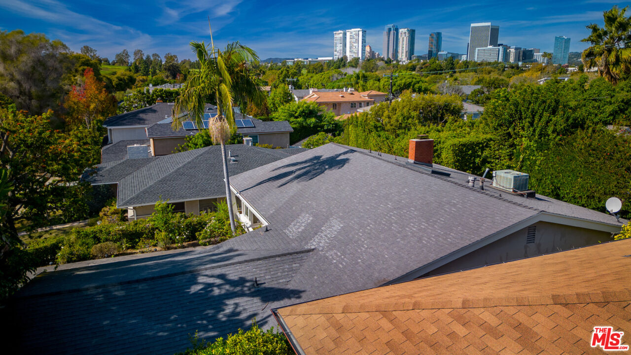 9527 Oakmore Road Los Angeles, CA 90035 - Photo 28 of 29 a view of a backyard