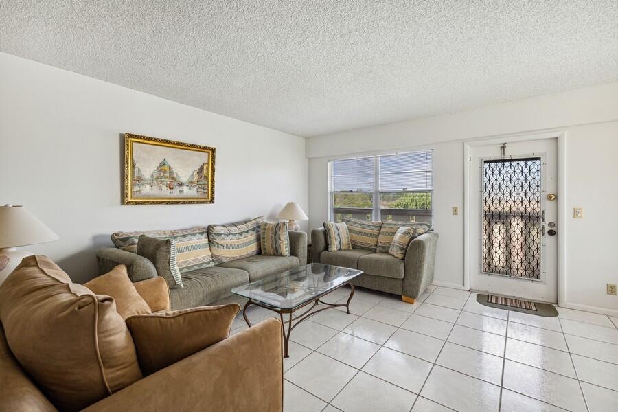 290 Preston F Boca Raton, FL 33434 - Photo 3 of 19 04_290PrestonG_2005_LowRes