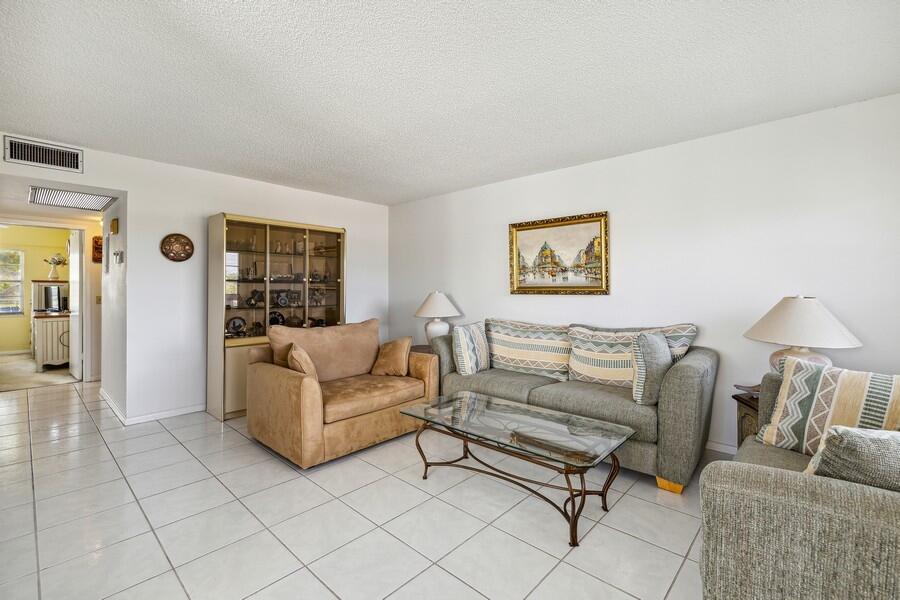 290 Preston F Boca Raton, FL 33434 - Photo 4 of 19 03_290PrestonG_2004_LowRes