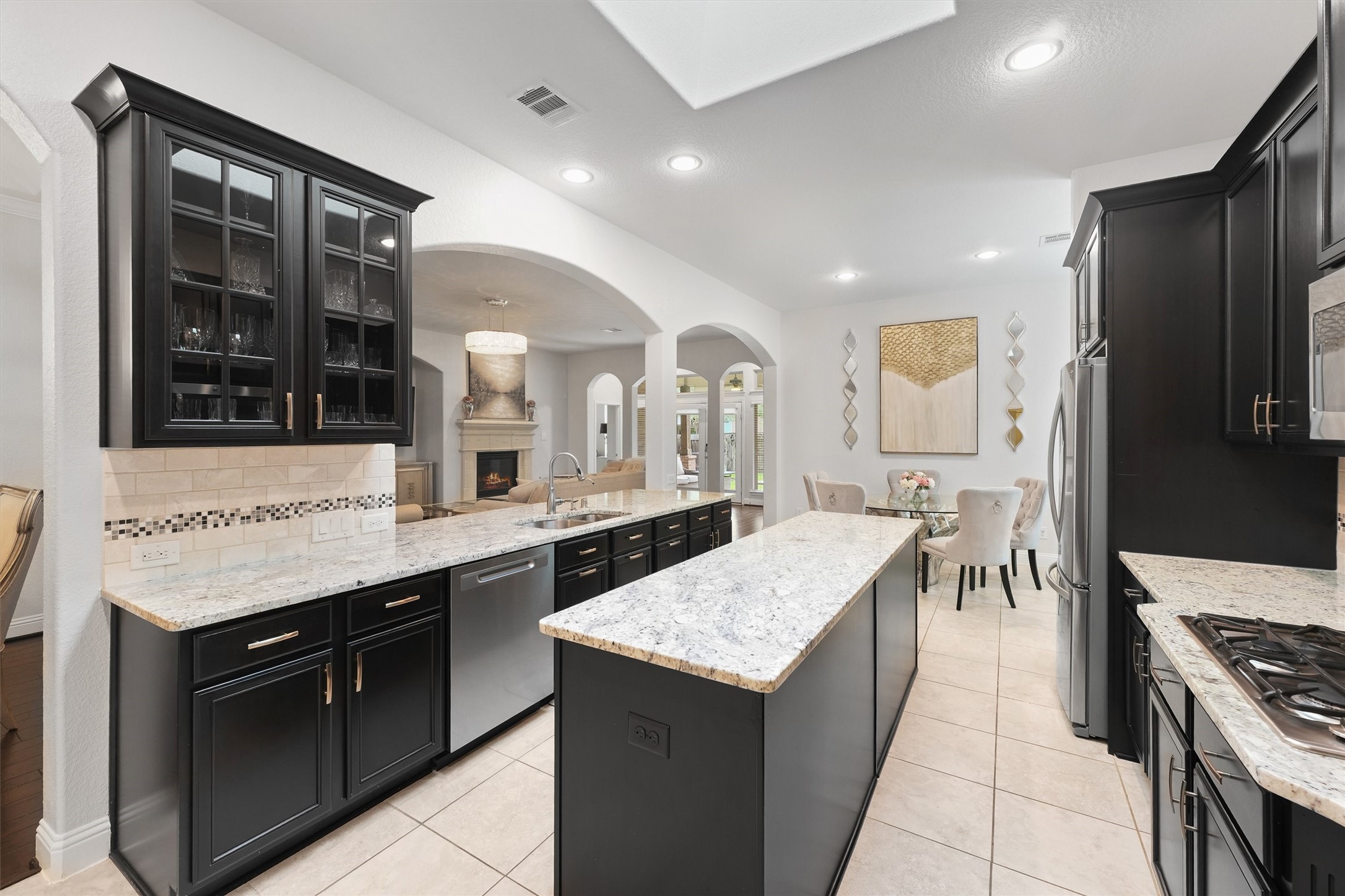 6 Inland Prairie Drive Tomball, TX 77375 - Photo 9 of 33 Kitchen