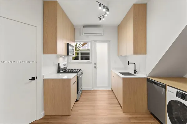 $3,700 | 1009 Meridian Avenue, Unit 14, Miami Beach, FL 33139