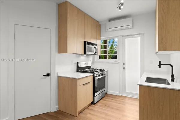 $3,700 | 1009 Meridian Avenue, Unit 14, Miami Beach, FL 33139