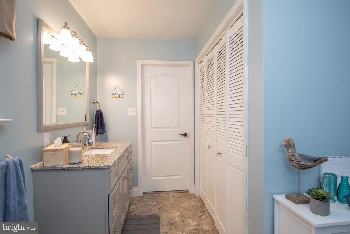 363 Sproul Road Kirkwood, PA 17536 - Photo 25 of 60 Primary Bath w/Laundry Closet