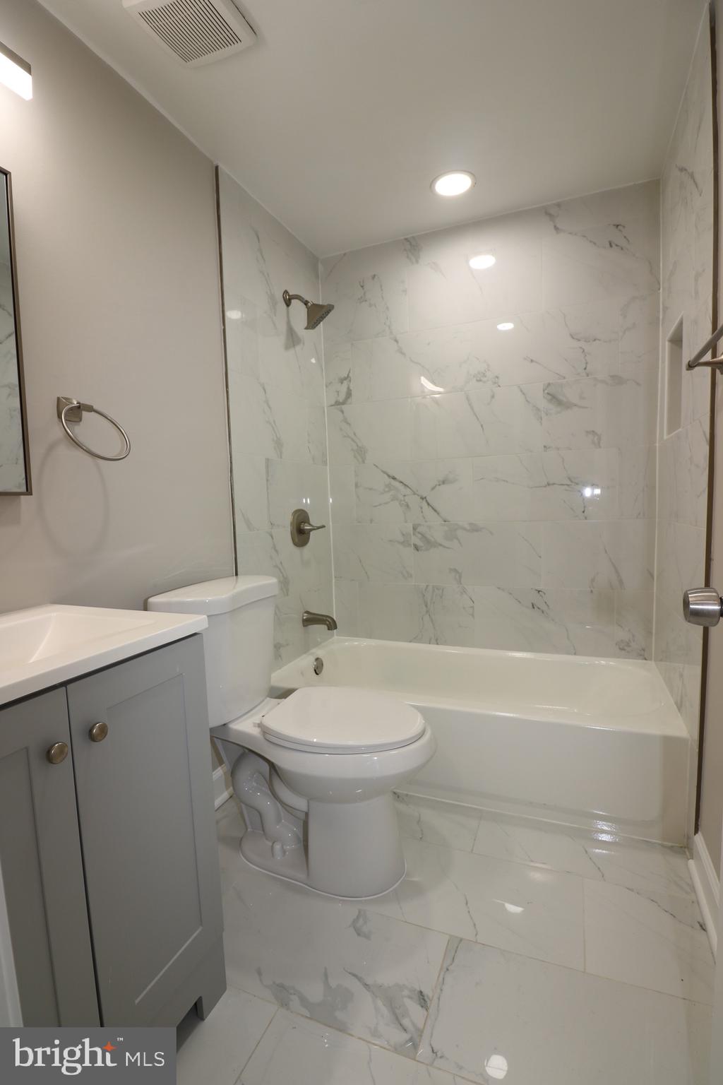 1717 Fort Henry Court Dumfries, VA 22026 - Photo 23 of 27 a bathroom with a toilet a sink and bathtub