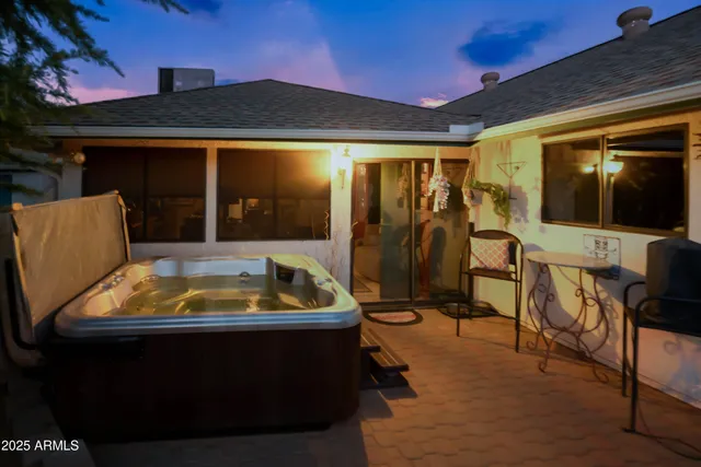 a view of a backyard