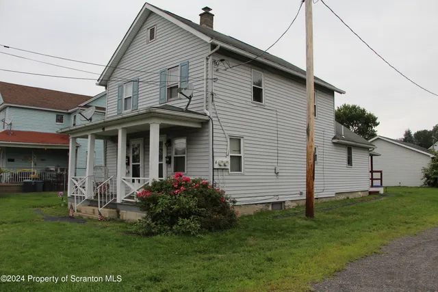 a view of a house with a backyard