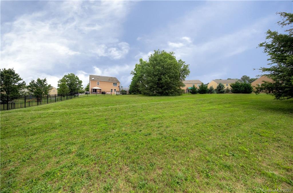2711 Aldergrove Road Matthews, NC 28105 - Photo 5 of 44 Gallery Image 5