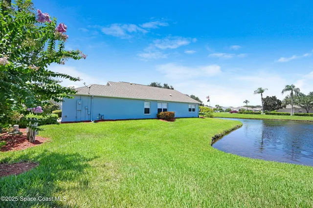 an empty room with windows and ceiling fan