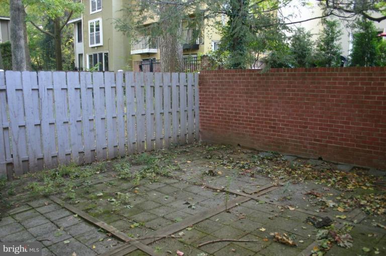 11449 Waterview Cluster Reston, VA 20190 - Photo 5 of 8 a backyard of a house
