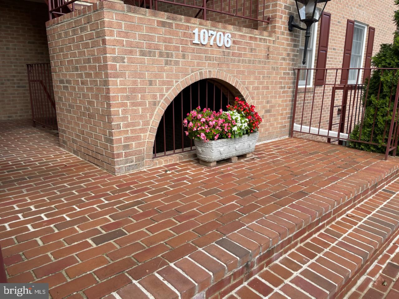 10706 Kings Riding Way, Unit 20118 Rockville, MD 20852 - Photo 4 of 33 Flowers at building entrance
