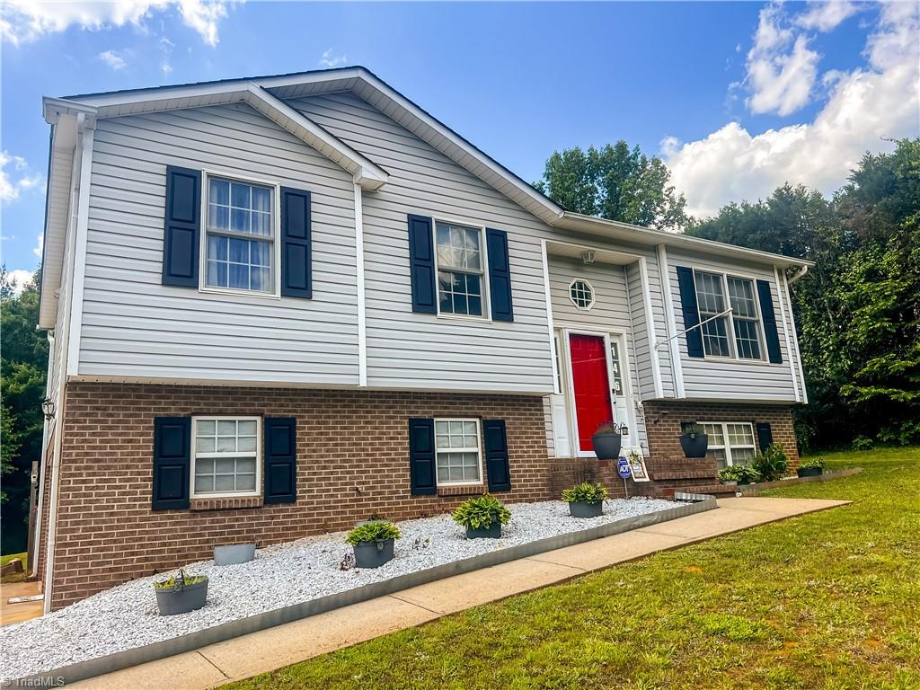 146 South Bridgewater Road Mount Airy, NC 27030 - Photo 4 of 31