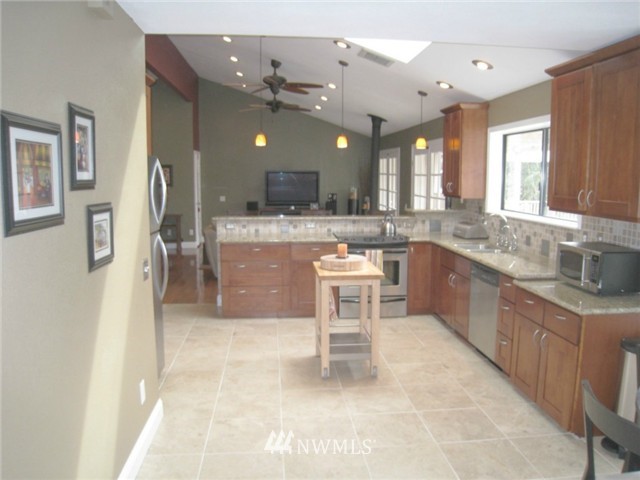 24218 Redmond-Fall City Road Northeast Redmond, WA 98053 - Photo 4 of 12 Gallery Image 4