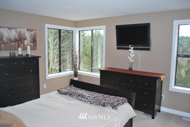 24218 Redmond-Fall City Road Northeast Redmond, WA 98053 - Photo 9 of 12 Gallery Image 9