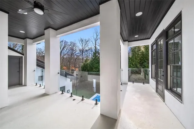 a view of entryway with a shower