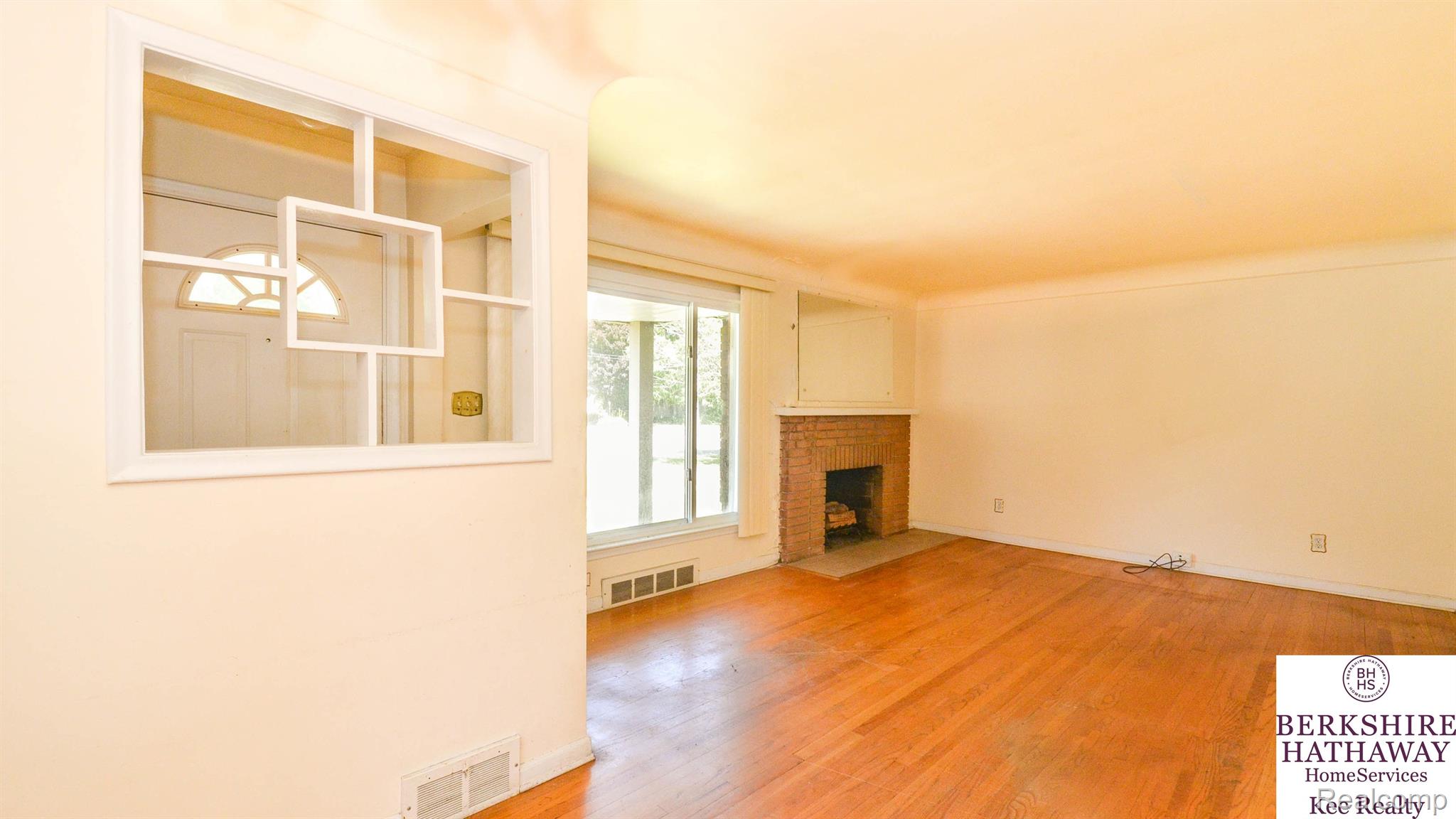 9190 Inkster Road Redford, MI 48239 - Photo 8 of 22 LR view 2 - natural fireplace