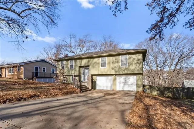 $330,000 | 10116 West 52nd Terrace, Merriam, KS 66203