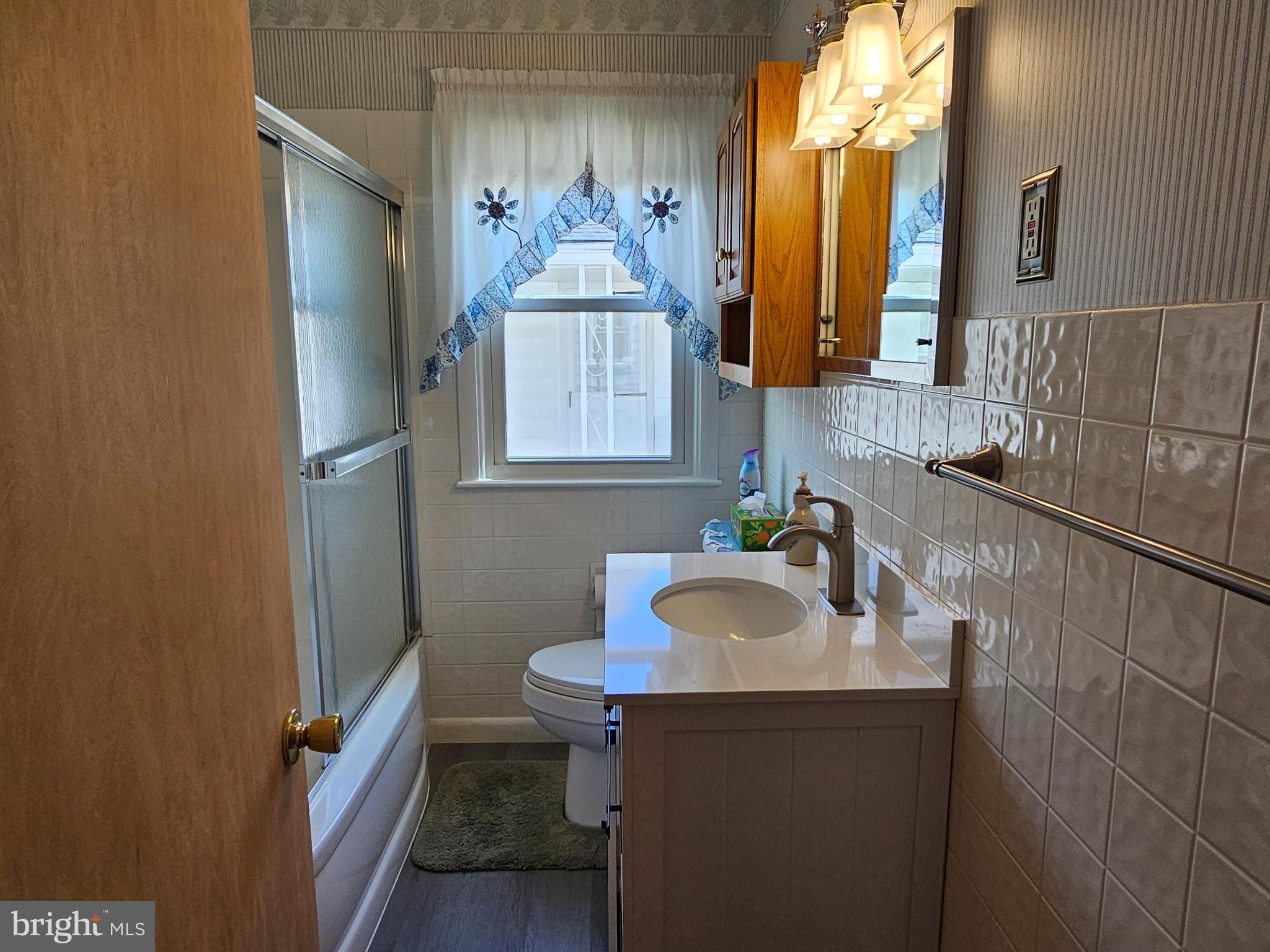 633 Medway Road Hagerstown, MD 21740 - Photo 22 of 29 upstairs full bath
