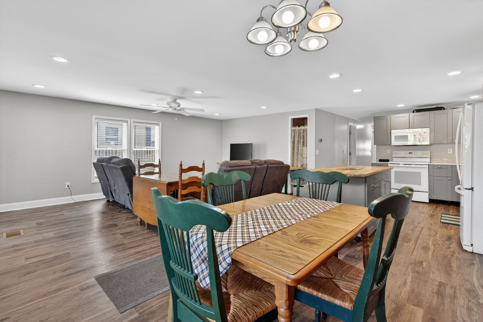 18530 West 3000 N Road, Unit 173 173 Reddick, IL 60961 - Photo 21 of 39 a view of a dining room with furniture