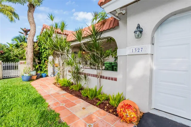 a picture of a couple of flowers