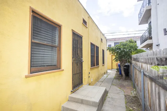 a view of a house with a backyard