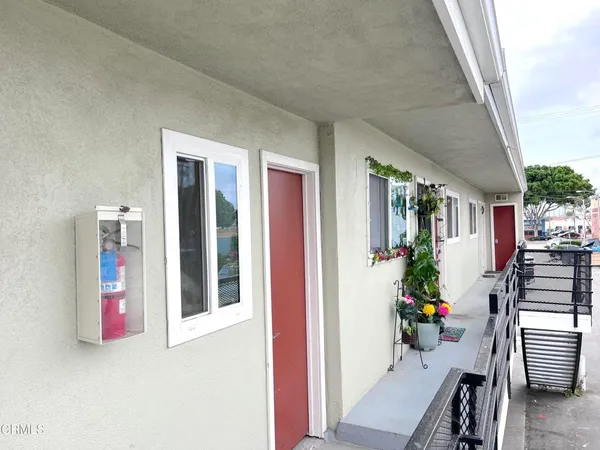 a view of an entryway with patio
