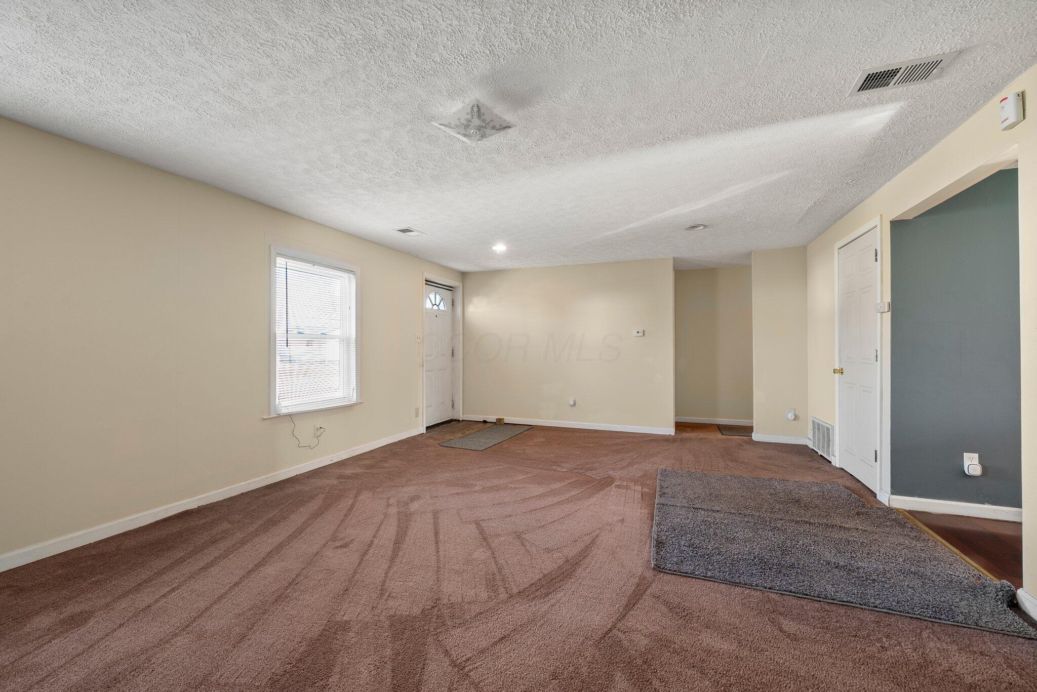 1806 Ripplebrook Road Columbus, OH 43223 - Photo 7 of 27 Living Room