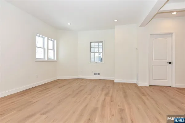 $3,300 | 383 Lafayette Avenue, Unit 1, Hawthorne, NJ 07506