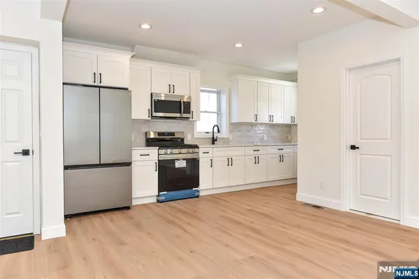 $3,300 | 383 Lafayette Avenue, Unit 1, Hawthorne, NJ 07506