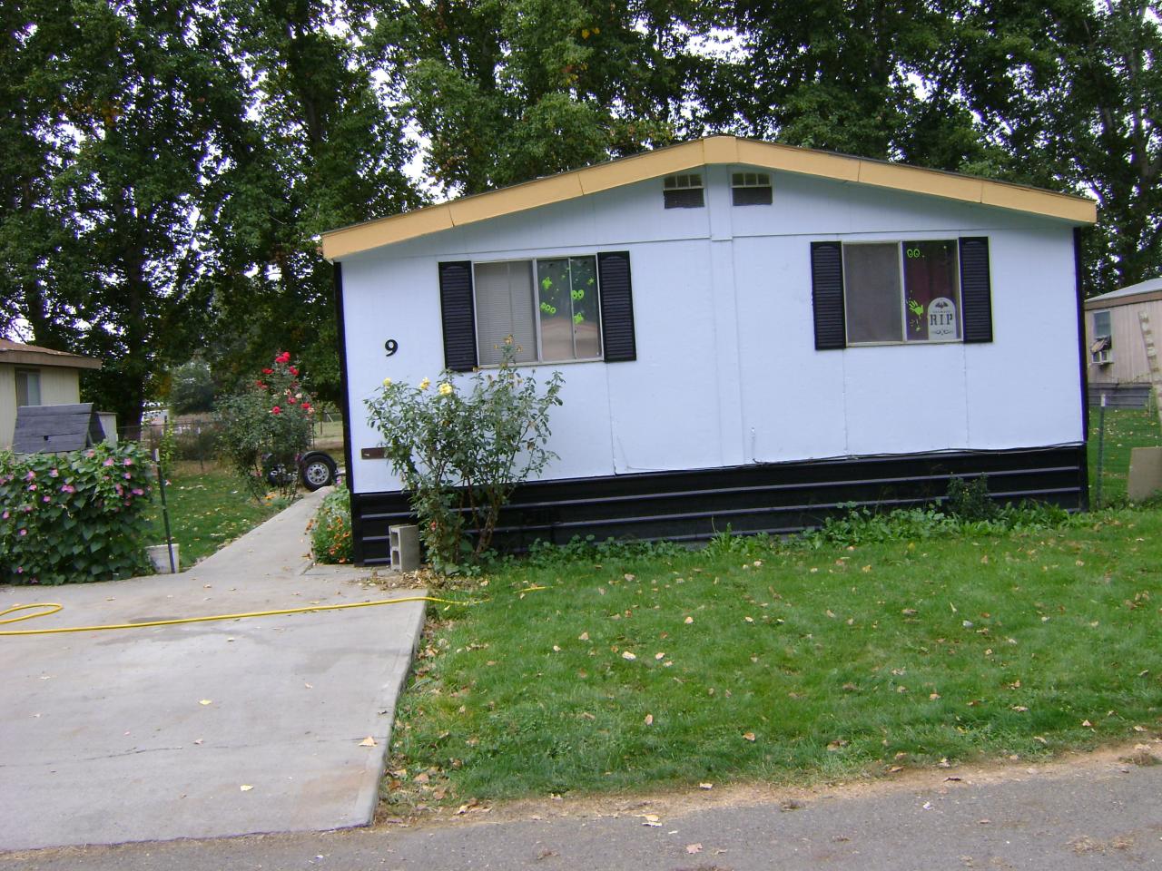2600 Allen Road, Unit 9 Sunnyside, WA 98944 - Photo 1 of 1 a front view of a house with garden