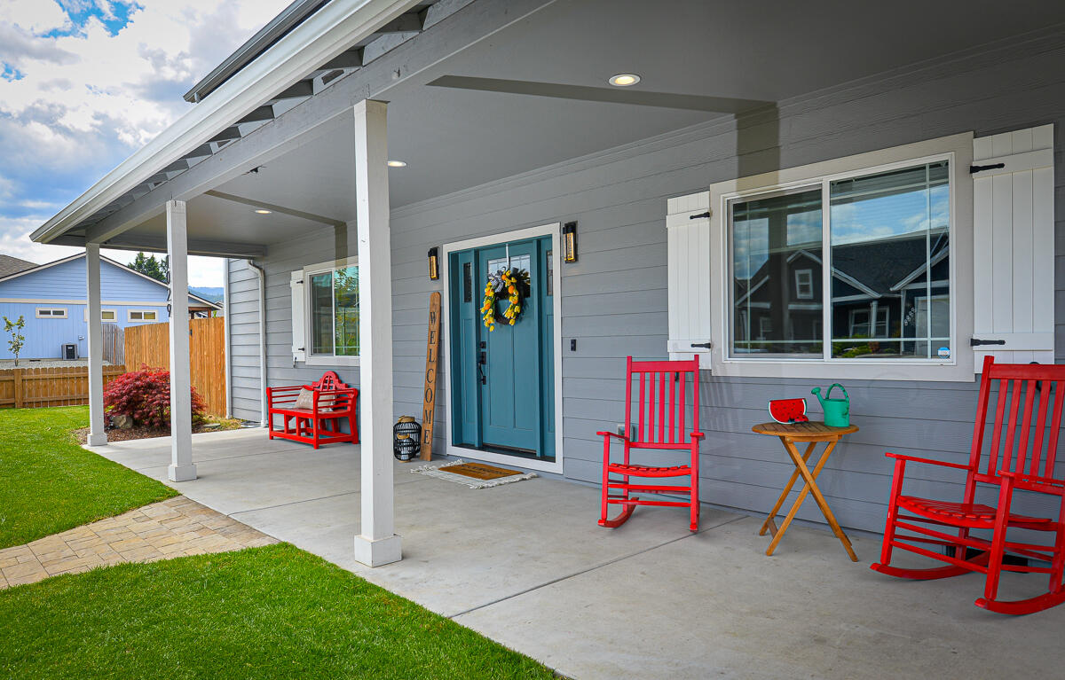 1029 Brandon Way Phoenix, OR 97535 - Photo 68 of 75 Large covered front porch