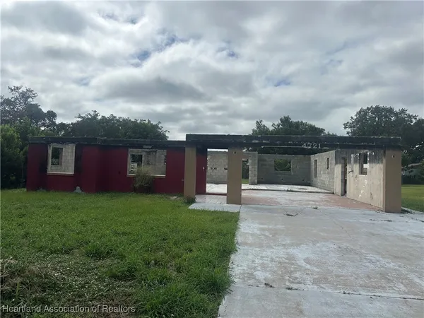 a view of a house with backyard and garden